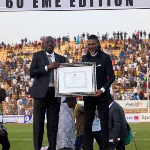 Football: Rigobert Song honoré par la Fédération malienne de football