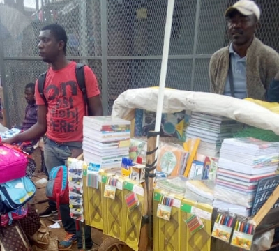 Rentrée Scolaire : La journée d’un vendeur de fournitures scolaires au Marché Mvog Mbi