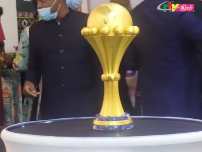 CAN 2021: le trophée de la compétition a été présenté au premier ministre Joseph Dion Ngute