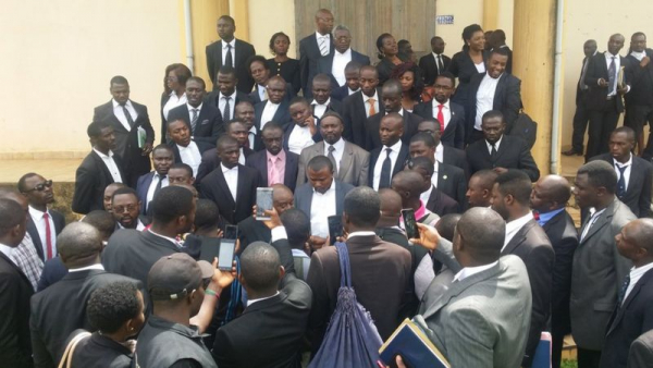 Brimade des avocats à Douala : Les hommes en noir sont en colères