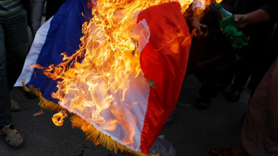 Manifestations : Pourquoi la jeunesse tchadienne brûle-t-elle les drapeaux français ?