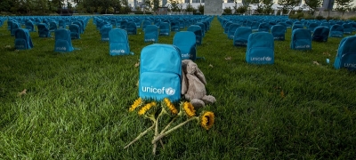 Pour dénoncer les décès d’enfants lors de conflits en 2018, 3.758 cartables de l’UNICEF ont été installé dans un cimetière