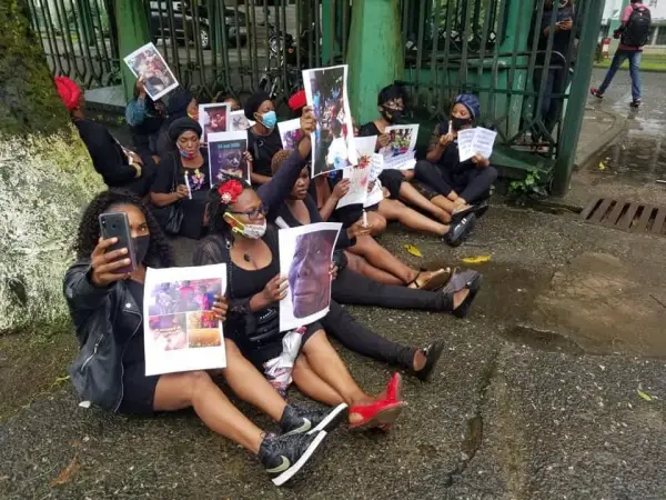 Manifestations devant les bureaux du gouverneur de la région du Littoral pour demander la fin de la guerre au NOSO