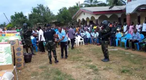 Le village de Mbinjong reçoit avec grande joie, les dons du B.I.R.