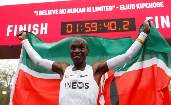 Athlétisme : Le Kényan Eliud Kipchoge est devenu le 1er homme à courir le marathon en moins de 2 heures