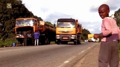 Axe lourd Douala – Yaoundé : Les camions mal garés, des dangers permanent sur la route