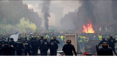 Manifestation des Gilets jaunes (Acte 2): Heurts avec la police sur les Champs-Elysées