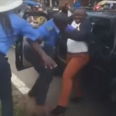 Barely 72hours after Gov’t warnings, new videos of civilians assaulting police go viral