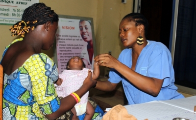Réduire la mortalité infantile et maternelle : le rôle des sages-femmes mis en évidence
