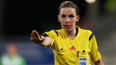 Football : Stéphanie Frappart, première femme à arbitrer un match de Ligue 1 en France