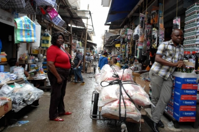 Cameroun : Après le mouvement d&#039;humeur des commerçantes, le commerce a repris au Marché des Femmes de Douala