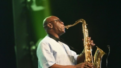 Nécrologie : Manu Dibango range son saxophone