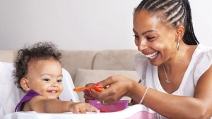 Alimentation : selon l’OMS, les produits alimentaires pour bébés sont trop sucrés