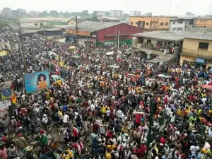 Maurice Kamto accueilli par une foule immense au Cameroun (Vidéo)