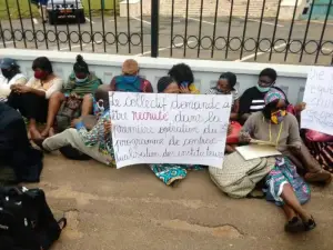 Cameroun : Des instituteurs manifestent devant les services du Premier ministre