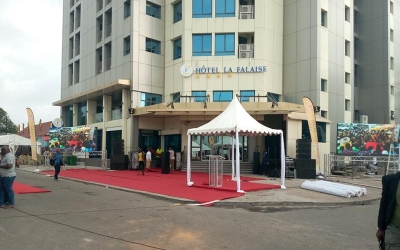 Le Premier ministre inaugure un hôtel quatre étoiles à Douala