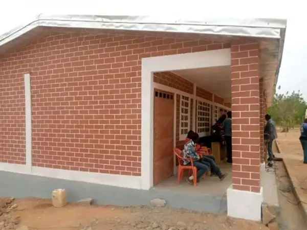 Garoua 3ème : Loisirs vétérans Club de Garoua offre un bloc de deux salles de classe au lycée bilingue de Boklé