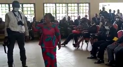Meurtre des enfants de Kumba : une dame interrompt brusquement le Ministre Atanga Nji pour rectifier ses propos