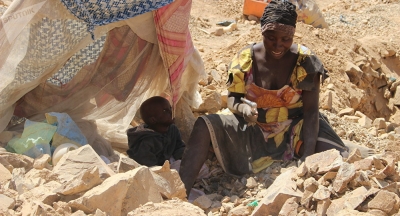 Garoua : des femmes cassent les pierres pour la cause familiale