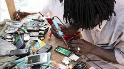 Garoua : le dépannage des téléphones portables intéresse de nombreux jeunes