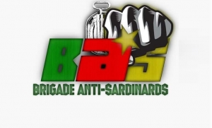 La brigade anti sardinards menace de manifester au stade Milton Keynes pendant le match amical Cameroun vs Brésil.