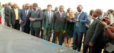 Le Ministre des Transports inaugure le champ de panneaux solaires à l&#039;aéroport de Douala