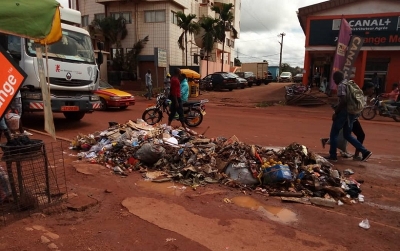 Hygiène et salubrité : les militaires nettoient Bamenda