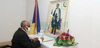 Décès d’Idriss Deby Itno: le ministre des Relations Extérieures signe, au nom du gouvernement, le livre de condoléances ouvert à l’Ambassade du Tchad au Cameroun