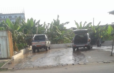 Garoua : les laveries de véhicules et de motos prolifèrent en cette saison des pluies