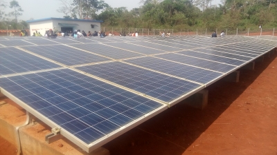 Projet d&#039;électrification : Gaston Eloundou Essomba apporte le système solaire à Doumaintang