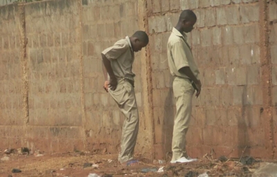 Bénin : Deux individus écopent d&#039;une condamnation pour s&#039;être soulagé dans la rue