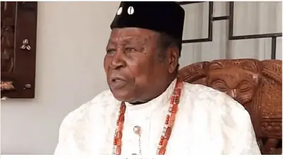 Cameroun : En colère, le doyen des sénateurs Chief Nfon Mukete s’en prend de nouveau à Paul Biya