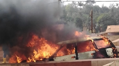 Décembre est déjà là : Une voiture dérape et prend feu dans un domicile à l’Avenue Germaine à Yaoundé
