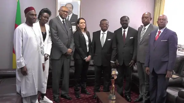 Le trophée de la Coupe du monde de football féminin présenté au premier ministre Joseph Dion Ngute