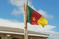 Dans les villes du Nord-Ouest et Sud-Ouest du Cameroun, des drapeaux du pays fleurissent