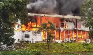 L&#039;annexe du palais des congrès de Yaoundé en feu ce matin