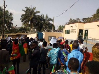 Révélations de Macron : Manifestations anti Macron à l’ambassade de France au Cameroun