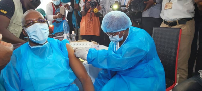 Coronavirus : Le ministre de la Santé publique du Cameroun s&#039;est fait vacciner devant les caméras