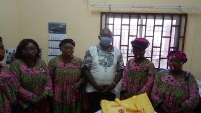 Lutte contre la Covid-19 : Les épouses des pasteurs de l’EEC de la région Wouri Sud offrent 500 masques à la Mairie de Douala 2e