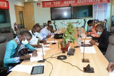 Accord de partenariat : 13 étudiants camerounais certifiés en TIC signent un contrat avec le groupe Huawei