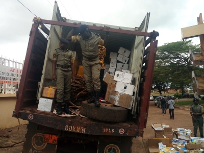 La douane saisit 700 bidons d&#039;huile en provenance du Nigéria