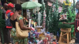 Réveillon de Noël: les hommes de plus en plus nombreux dans les marchés.