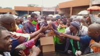 Des citoyens interdits de distribuer des gels et des masques au marché Mokolo à Yaoundé