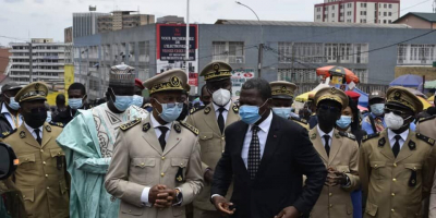 Lutte contre le Covid-19: le Ministre Paul Atanga Nji offre 2000 masques au marché central de Yaoundé
