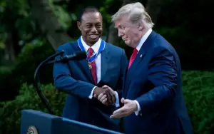 États-Unis : Le président Donald Trump a décoré la « légende » Tiger Woods de la médaille de la Liberté