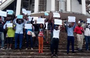 Le MRC paralyse à la Cathédrale de Yaoundé.