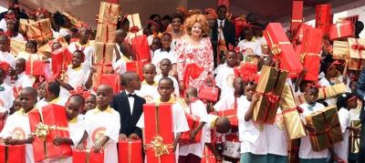 Noël 2018: Chantal Biya offre des cadeaux aux enfants internés dans sa fondation à Yaoundé