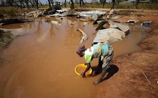 Mozambique : Après le cyclone, les populations peinent à avoir de l’eau potable