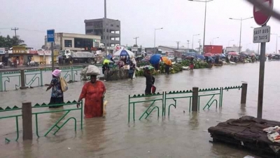 Douala dans l&#039;eau après des pluies diluviennes
