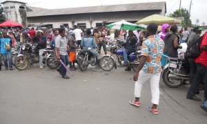 Echos de campagne : les motos taximen de Bonabéri boudent Serges Espoir Matomba